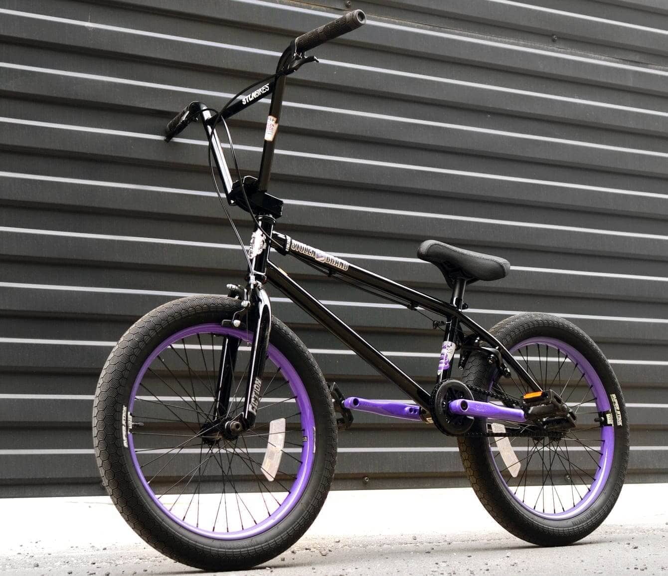 чорний bmx велосипед